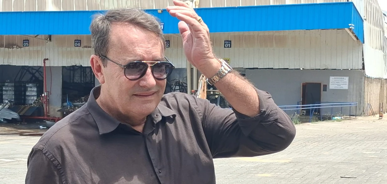 Em visita à região do galpão que pegou fogo no último sábado (7), em Viana, dono da Rede BH, Pedro Lourenço, diz que está trazendo produtos de Belo Horizonte e estima regularizar estoque em até 30 dias