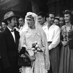 O carioca Rafael Cosme tem um acervo de 300 mil imagens garimpadas entre feiras de antiguidades, antiquários, leilões e sebos com registros intimistas de brasileiros anônimos que ajudam a contar a história do Rio e do país.