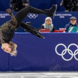 Ilia Malinin é diferente da maioria dos patinadores artísticos. Mesmo quando erra, ele está tão à frente dos demais que, ainda assim, acaba ganhando o ouro olímpico.