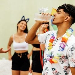 Hidratação, alimentação adequada e atenção ao corpo ajudam a evitar problemas comuns nos dias de festa