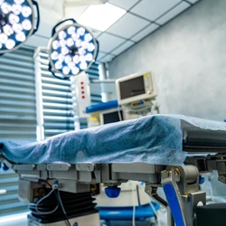 O paciente precisava ser operado para correção de hérnia inguinal do lado esquerdo. O cirurgião, porém, fez a abertura do lado direito, sendo necessário um segundo procedimento do lado correto