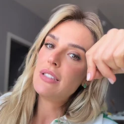 É uma doença crônica caracterizada pelo acúmulo desproporcional de gordura, geralmente nos membros inferiores, acompanhado de dor, sensibilidade e facilidade para surgimento de hematomas