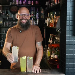 A convite de HZ, o bartender Rodrigo Perdigão criou bebidas refrescantes para você curtir a folia no churrasco ou nos blocos de rua