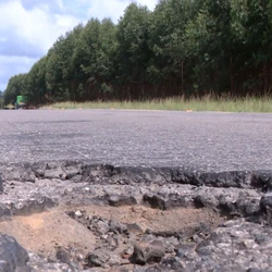 Trecho de 28 km que liga a BR 101 ao litoral sofre com falta de manutenção; percurso é muito utilizado por caminhoneiros, o que resulta em um fluxo intenso