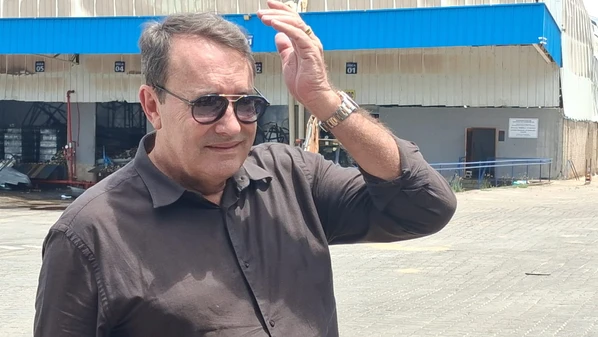 Em visita à região do galpão que pegou fogo no último sábado (7), em Viana, dono da Rede BH, Pedro Lourenço, diz que está trazendo produtos de Belo Horizonte e estima regularizar estoque em até 30 dias