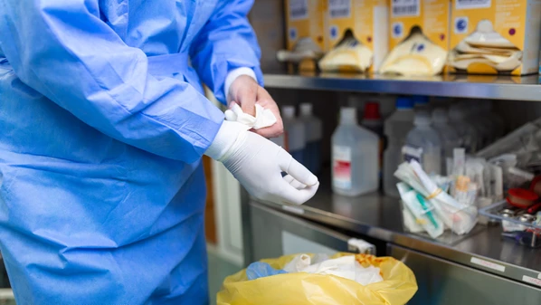 O Tribunal de Contas determinou prazo para que os municípios se adaptem à legislação federal e instituam a cobrança de taxa; valor não cobrado poderia ser usado em outras áreas