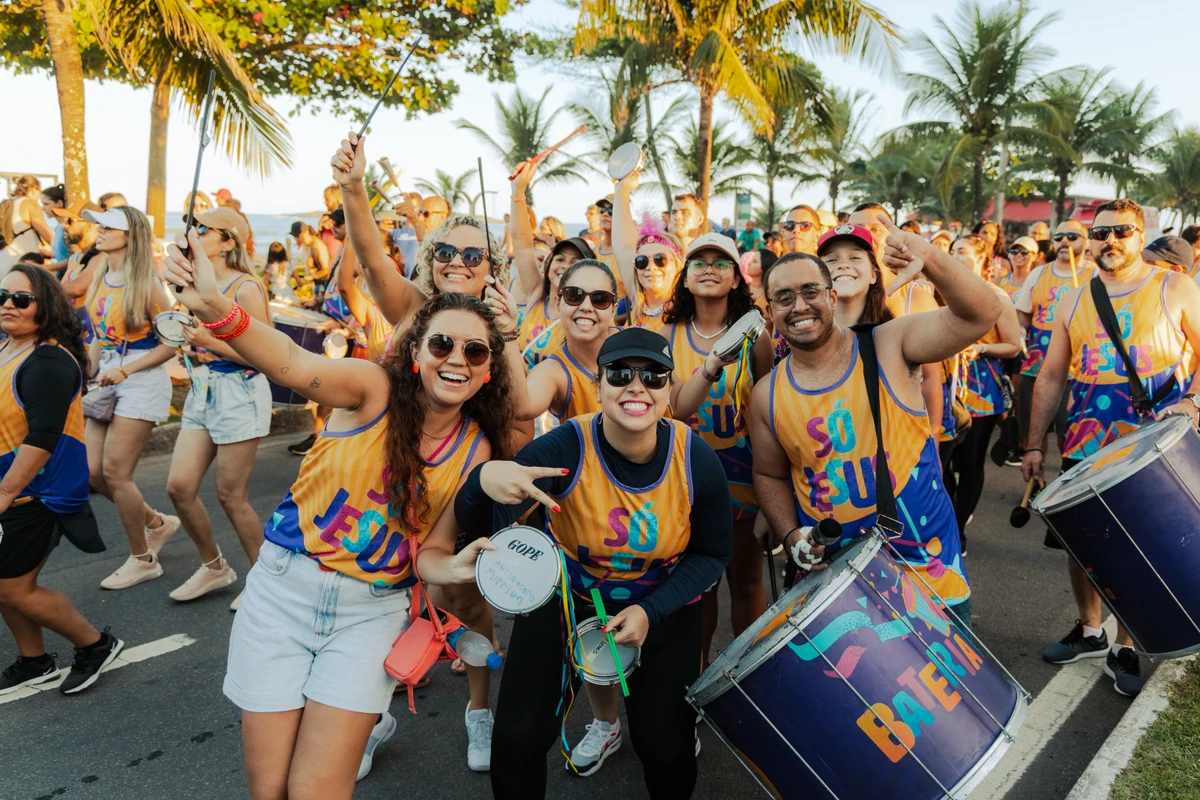 Bloco da Missão Praia da Costa desfilando pela orla de Itaparica, em Vila Velha
