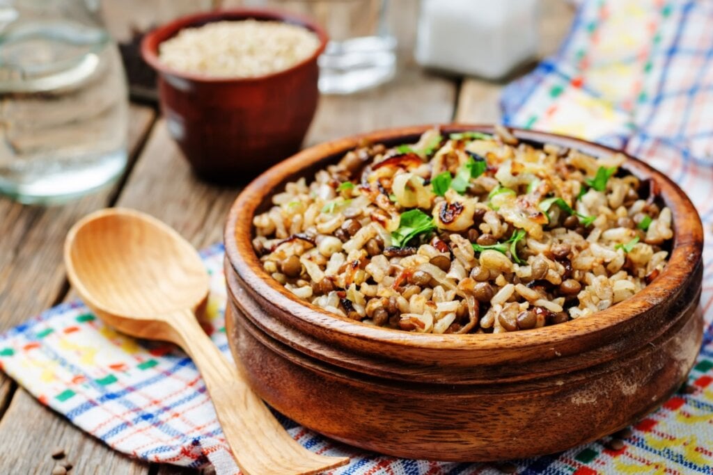 Combinar leguminosas com cereais, como o arroz, melhora a qualidade da proteína da refeição (Imagem: Nataliya Arzamasova | Shutterstock)