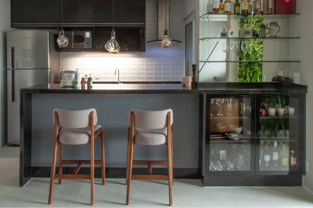 É possível também integrar o bar ao lado da cozinha (Projeto: Cristiane Schiavoni | Imagem: Luis Gomes)