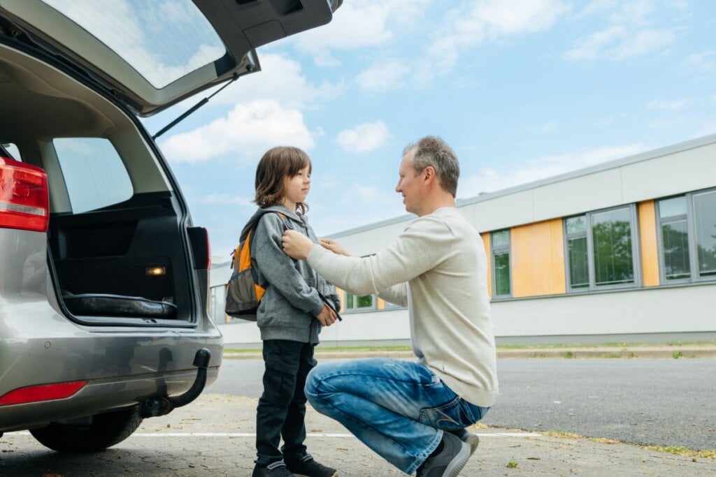Mudanças abruptas de rotina em feriados prolongados costumam gerar ansiedade e resistência a ida com o genitor (Imagem: Elena Medoks | Shutterstock)