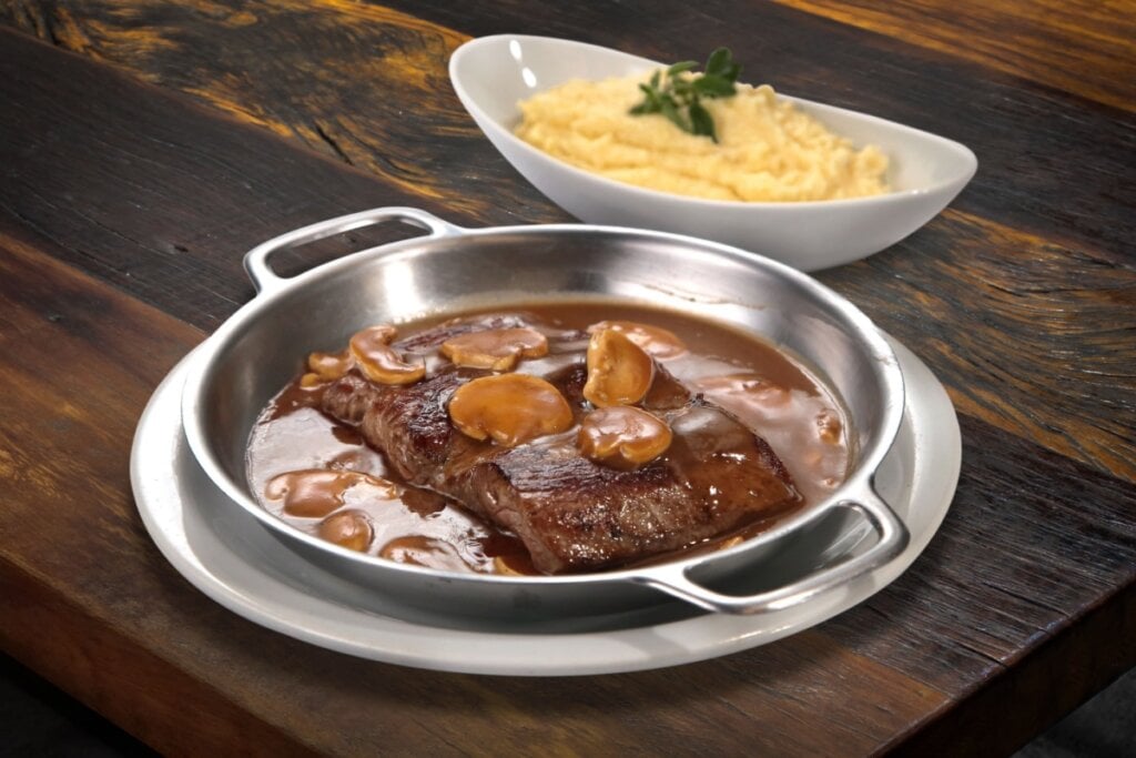 Músculo ao molho madeira (Imagem: lhmfoto | Shutterstock) 