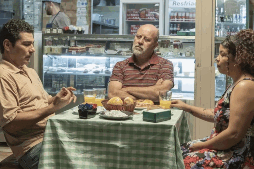 No filme “Mandioca Frita”, o protagonista é levado a refletir sobre a própria vida e a mudar sua percepção de mundo (Imagem: Reprodução digital | Globoplay)