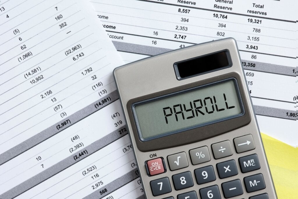 Nos casos em que o Carnaval não é feriado e não há autorização formal de folga, a ausência do empregado pode resultar em desconto salarial (Imagem: Cagkan Sayin | Shutterstock)