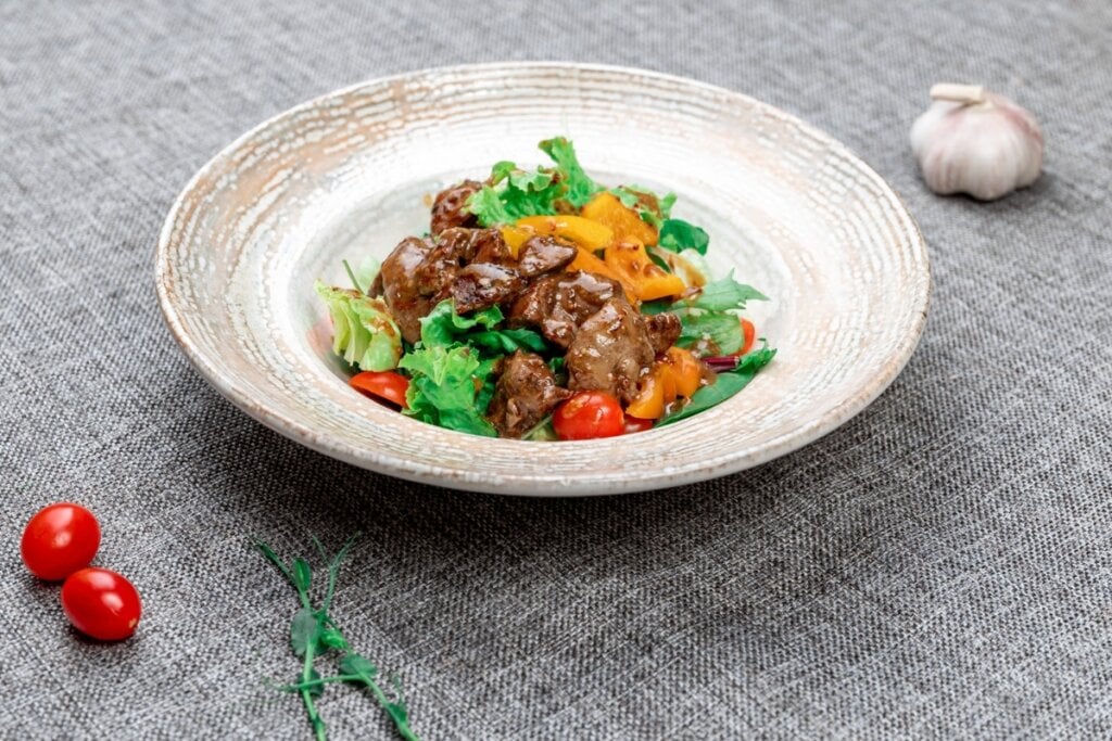 Salada morna com fígado (Imagem: AleksNT | Shutterstock)