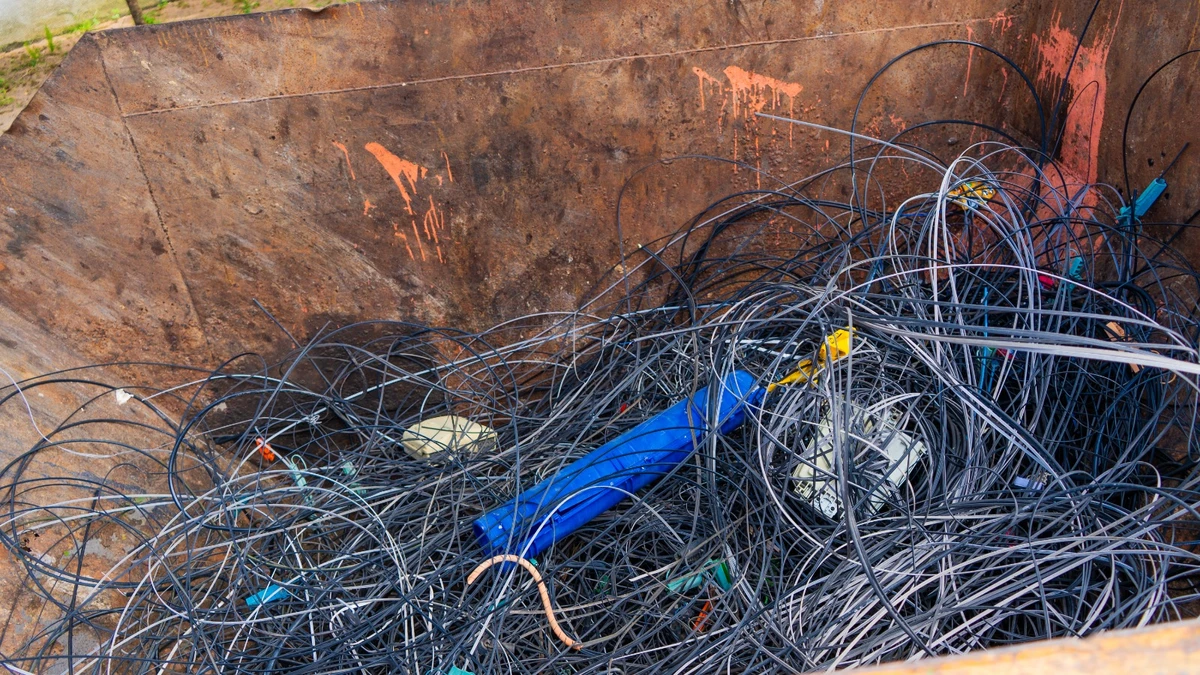 Fios e cabos sem uso retirados de postos no Centro de Linhares