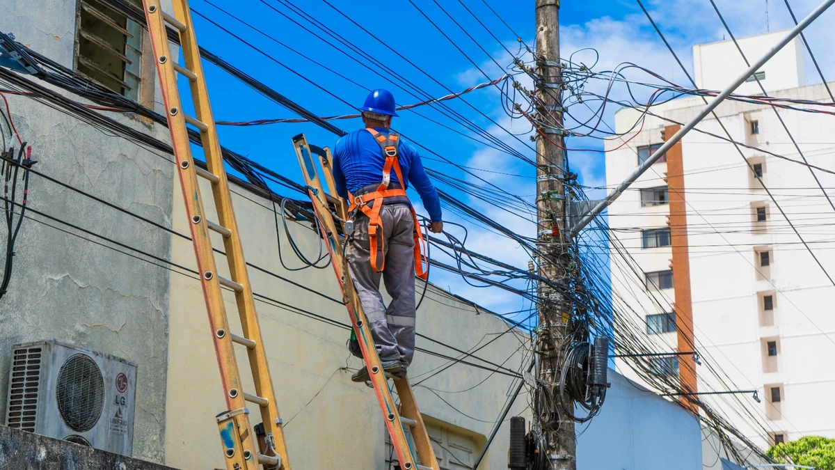 Operário remove cabo não utilizado em poste no Centro de Linhares