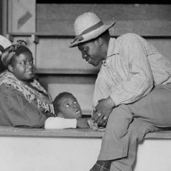 Especialistas apontam que, historiadores no Chile e na Argentina, determinados a construir uma identidade nacional baseada principalmente na herança europeia, ignoraram a contribuição crucial de escravizados e seus descendentes para o desenvolvimento econômico, cultural e político de ambos os países.