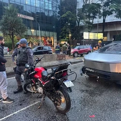 O carro de luxo atravessava a avenida, no sentido Marginal Pinheiros, para acessar o túnel Max Feffer, quando atingiu uma moto