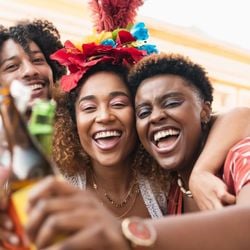 Cardiologista alerta que a mistura pode mascarar sinais de intoxicação, sobrecarregar o coração e levar foliões aos prontos-socorros
