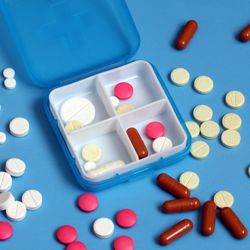 O uso indiscriminado de remédios no Carnaval pode potencializar a toxicidade das substâncias e causar danos severos ao organismo