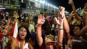 O presidente da MUG, Robertiho, ao centro, ergue os braços e celebra o título da escola