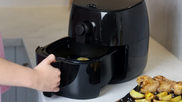 Confira 10 modelos de Air Fryer que reduzem o consumo de energia e impactam pouco a conta de luz.