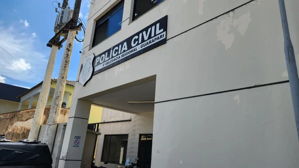 Pai da vítima discutiu com o suspeito, que o teria ameaçado; pessoas ao redor se envolveram e agressões só cessaram quando militares chegaram ao local