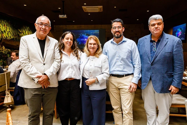 Alfonso Silva (presidente da Cooptures), Marina Figueiredo (presidente executiva da Braztoa), Renata Vescovi (Sebrae-ES), Victor Coelho (secretário de Estado do Turismo) e Richard Alves (Lab. Turismo)