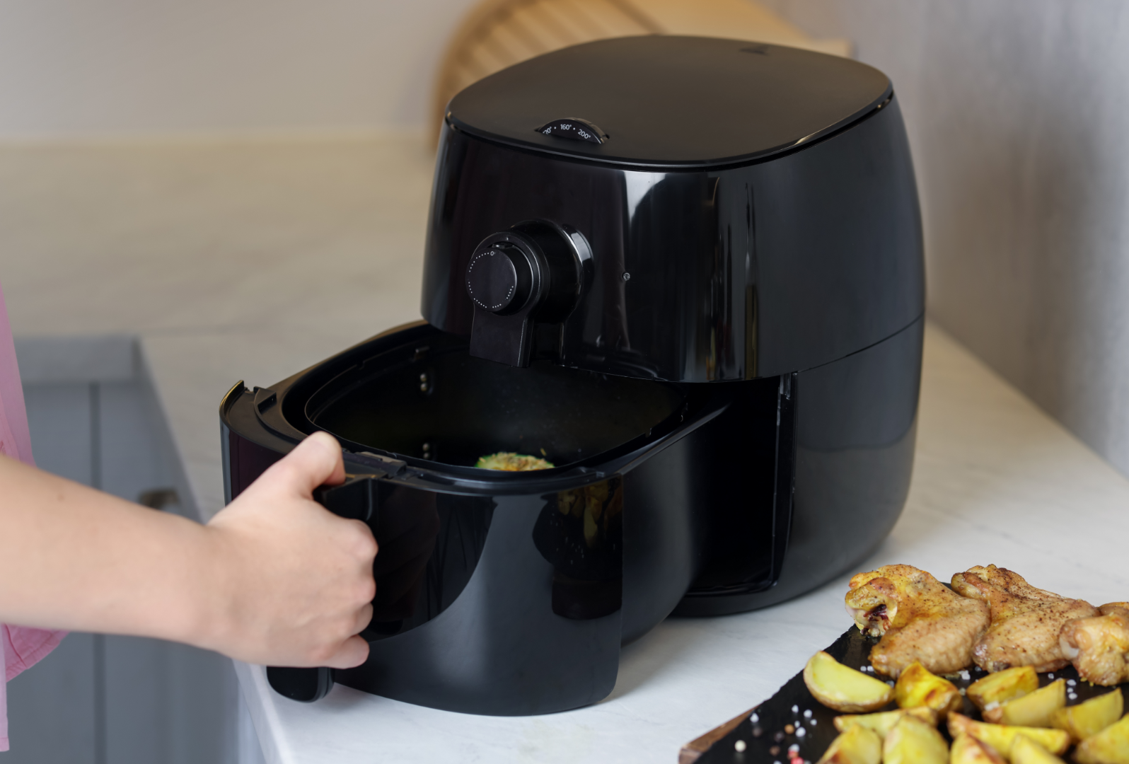 Descubra modelos de Air Fryer que servem de ótimo custo-benefício na conta de energia. Crédito: Canva