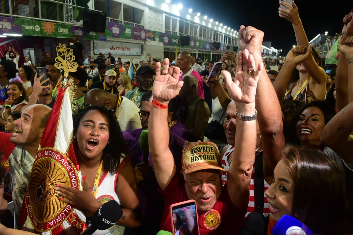 O presidente da MUG, Robertiho, ao centro, ergue os braços e celebra o título da escola por Carlos Alberto Silva