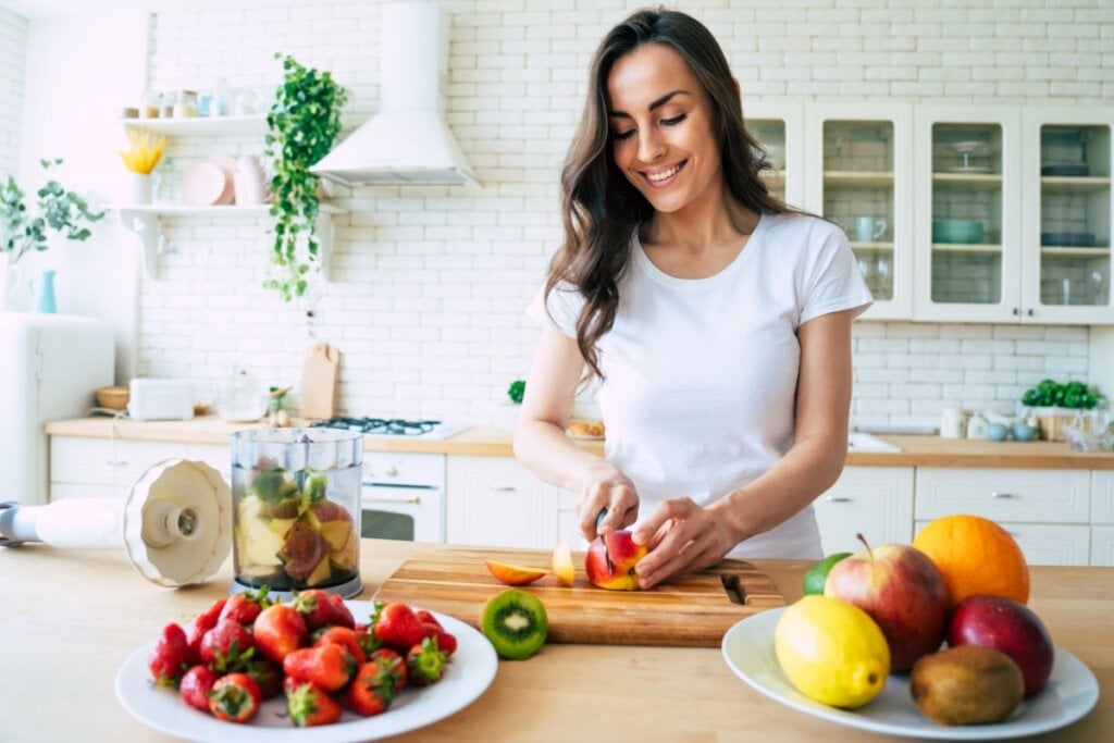Alimentação com frutas repõe nutrientes sem sobrecarregar o fígado (Imagem: Olha Povozniuk | Shutterstock)
