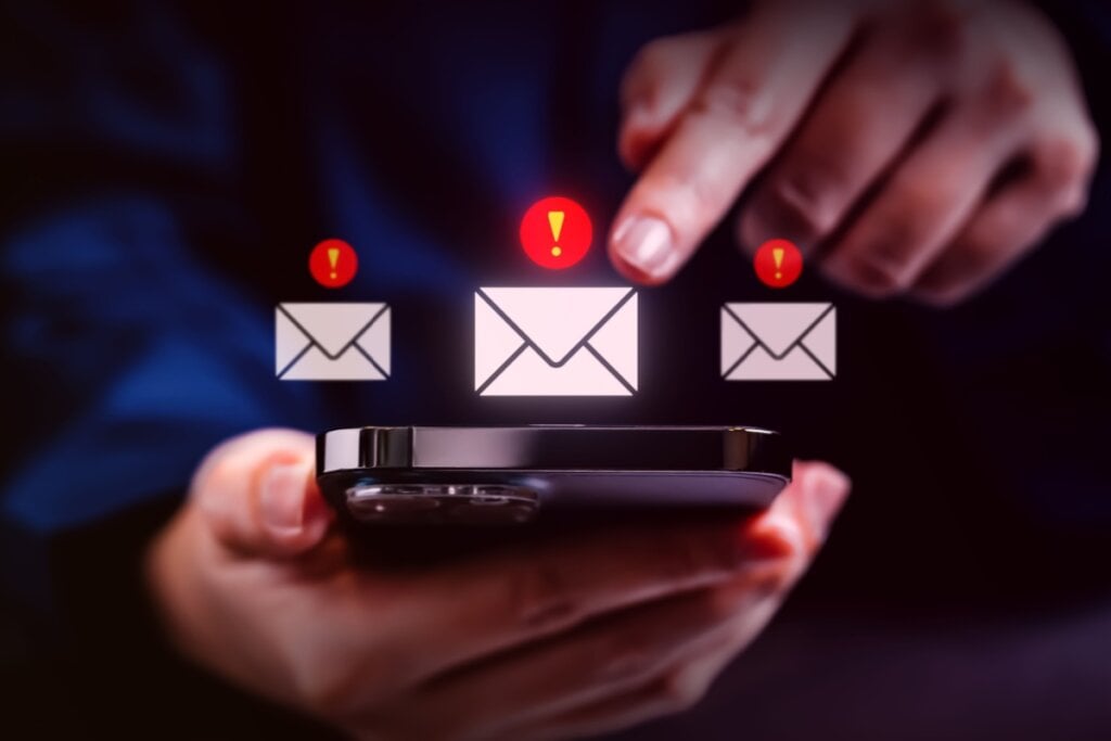 Mensagens sobre compras suspeitas no cartão estão entre os golpes mais comuns (Imagem: 1st footage | Shutterstock)