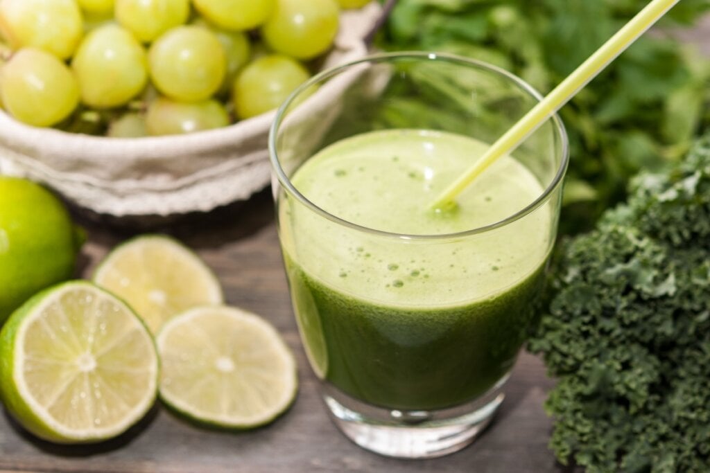 Suco verde de uva, alface e limão (Imagem: Mariamarmar | Shutterstock)