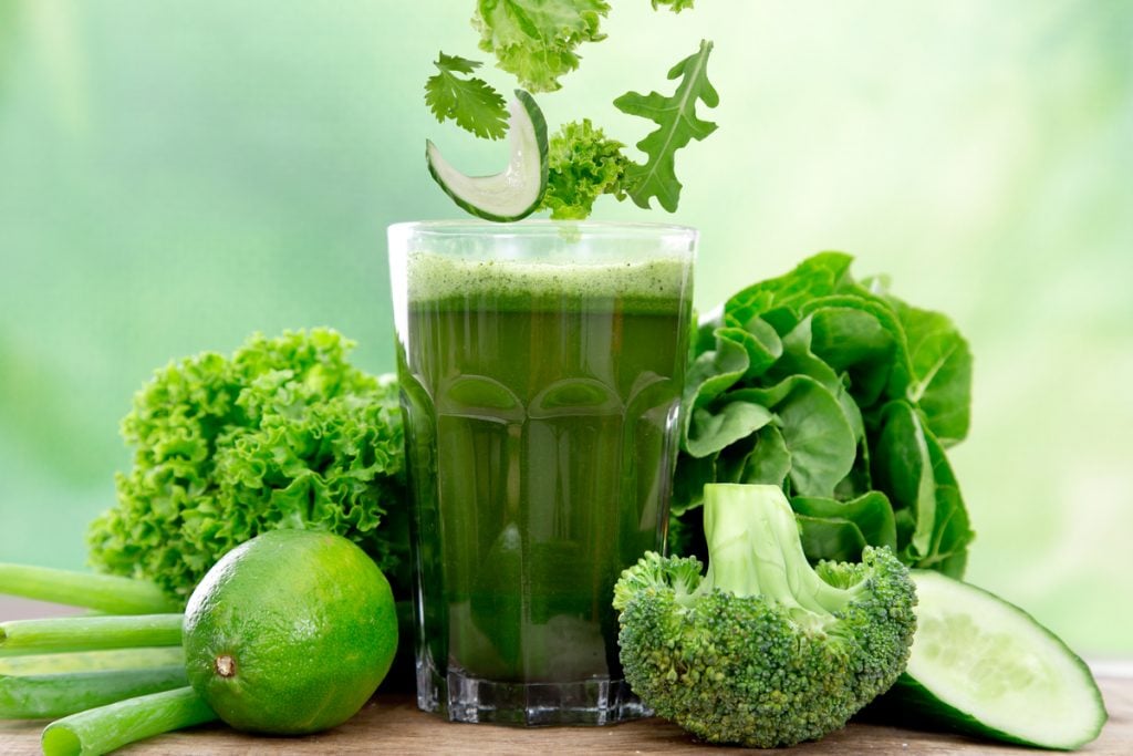 Suco verde de vegetais (Imagem: Lukas Gojda | Shutterstock)