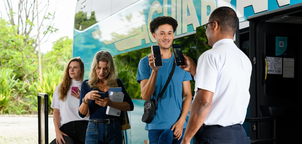 Operadoras de ônibus intermunicipal dizem que ao menos 25 mil passagens foram vendidas para o período de folia; confira de onde vêm mais turistas