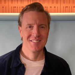 Patrick Charnley acordou do coma com uma lesão cerebral que mudou sua perspectiva de vida