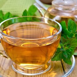 Veja como chás e alguns alimentos podem ajudar a aliviar gases, inchaço e dores no estômago