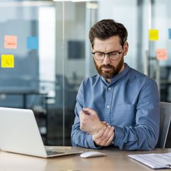 Ortopedista explica sintomas, tratamentos e mudanças na rotina que ajudam a prevenir lesões