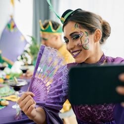 Vídeos e fotos na folia podem influenciar contratações, promoções e a percepção de competência no mercado de trabalho
