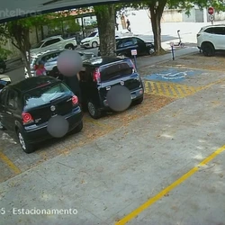 Crime foi flagrado por câmeras de segurança; veículo foi recuperado horas depois e dois suspeitos acabaram baleados ao apontar arma para agentes da Guarda Municipal
