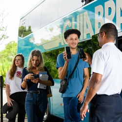 Operadoras de ônibus intermunicipal dizem que ao menos 25 mil passagens foram vendidas para o período de folia; confira de onde vêm mais turistas