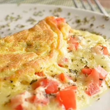 Imagem - Omelete de queijo e tomate é uma receita fácil e gostosa para o lanche; confira