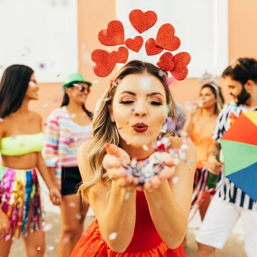[Edicase]O Carnaval é um momento poderoso para ativar intenções ligadas ao amor, à sorte e à abertura de caminhos com simpatias (Imagem: Kleber Cordeiro | Shutterstock)