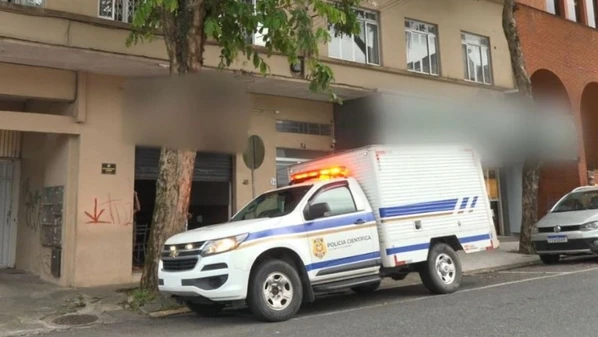 Polícia não descartar a hipótese de que a mãe morreu de causas naturais e que o filho tirou a própria vida em decorrência disso