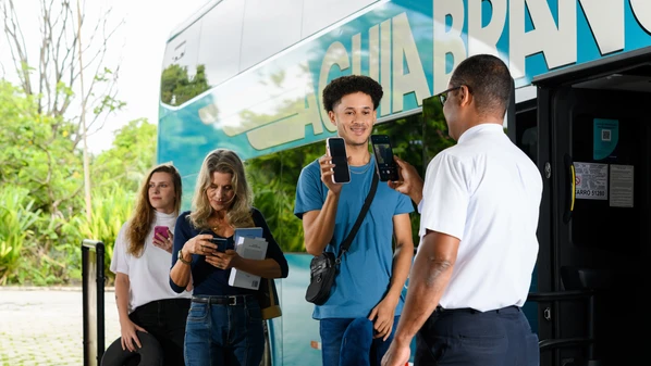 Operadoras de ônibus intermunicipal dizem que ao menos 25 mil passagens foram vendidas para o período de folia; confira de onde vêm mais turistas