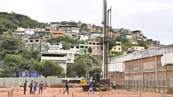 Estão em andamento as obras da primeira Unidade de Pronto Atendimento (UPA) de Vitória, além das unidades de saúde de Santo Antônio, Grande Vitória e Bairro República, com previsão de inauguração das duas primeiras no primeiro trimestre de 2026
