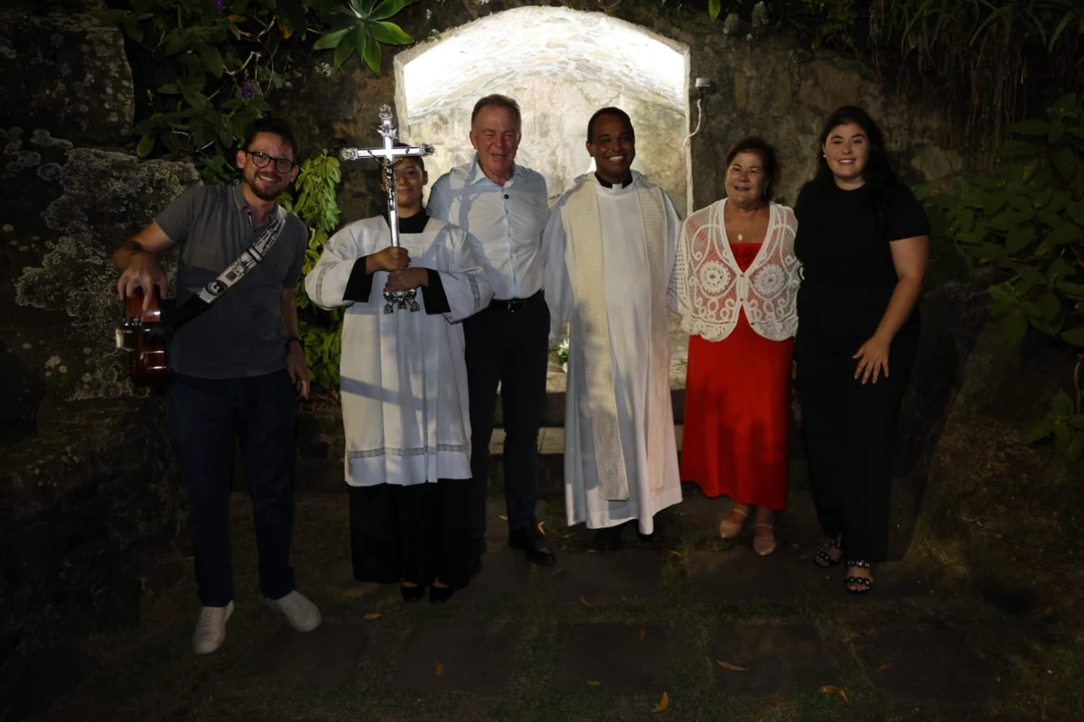 Adriano Zucolotto, o governador Renato Casagrande, o Padre Gudialace Silva de Oliveira, Virginia Casagrande e Mila Casagrande