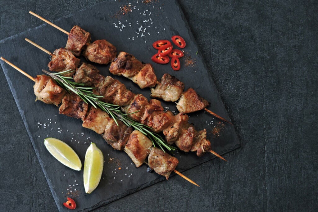 Espetinho de carne (Imagem: Oksana_Shyriaieva | Shutterstock)