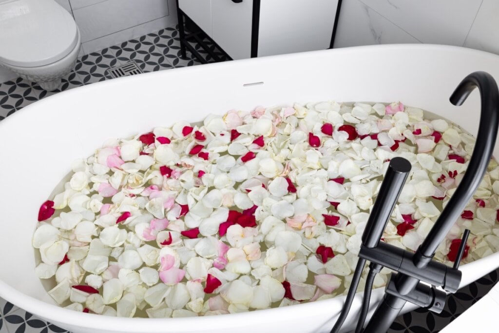 O banho com rosas brancas ou camomila pode ser feito como um gesto de autocuidado energético (Imagem: Dmitry Modestov | Shutterstock)