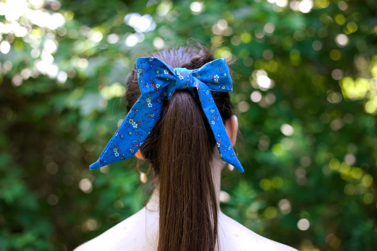 Já imaginou usar a gravata como laço no cabelo?